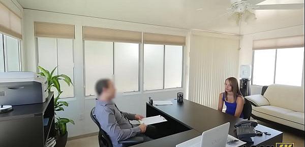 LOAN4K. Unhöflicher Kreditagent filmt, wie er süßes Küken für einen Kredit schlägt